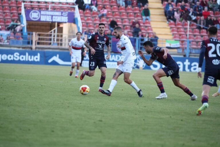 Jugadores de la U.D. Melilla y C.D. Extremadura en un partido de fútbol