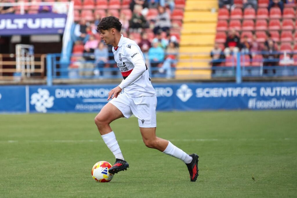 Jugador de la U.D. Melilla en acción durante un partido de fútbol
