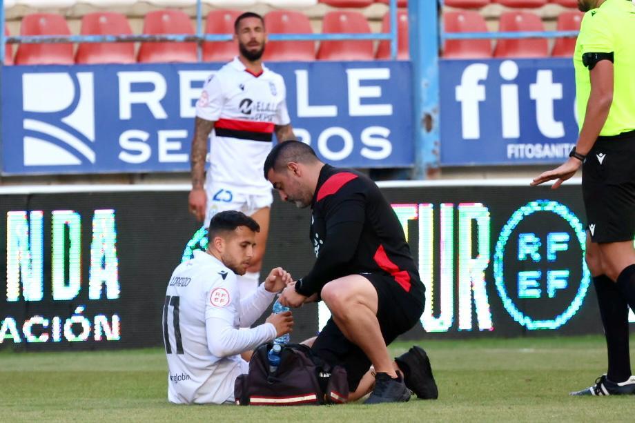 Jugador de la U.D. Melilla recibiendo atención médica en el campo