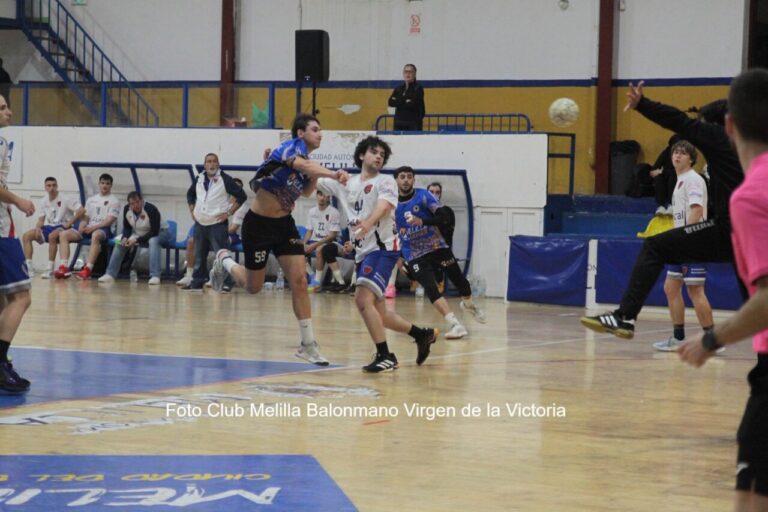 Jugadores del Club Melilla Balonmano en acción durante un partido