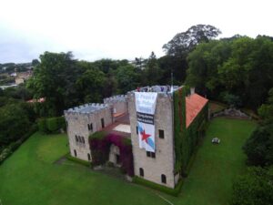 Vista aérea del Pazo de Meirás con bandera en el tejado
