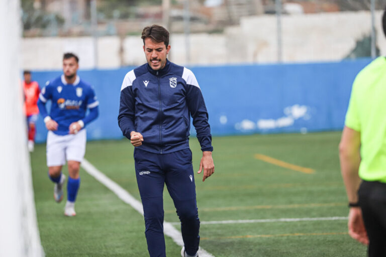 Pepe Arredondo, entrenador del filial de la U.D. Melilla B, en el campo