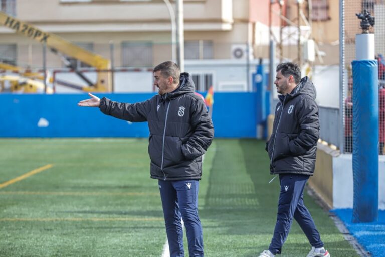Pepe Romero dirigiendo a su equipo en un partido de fútbol