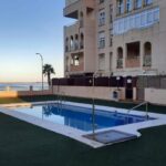 Piscina en un edificio residencial frente al mar en Melilla