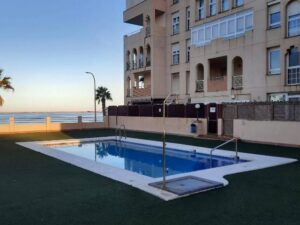 Piscina en un edificio residencial frente al mar en Melilla