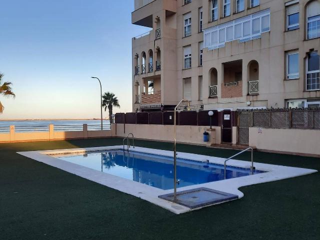 Piscina en un edificio residencial frente al mar en Melilla