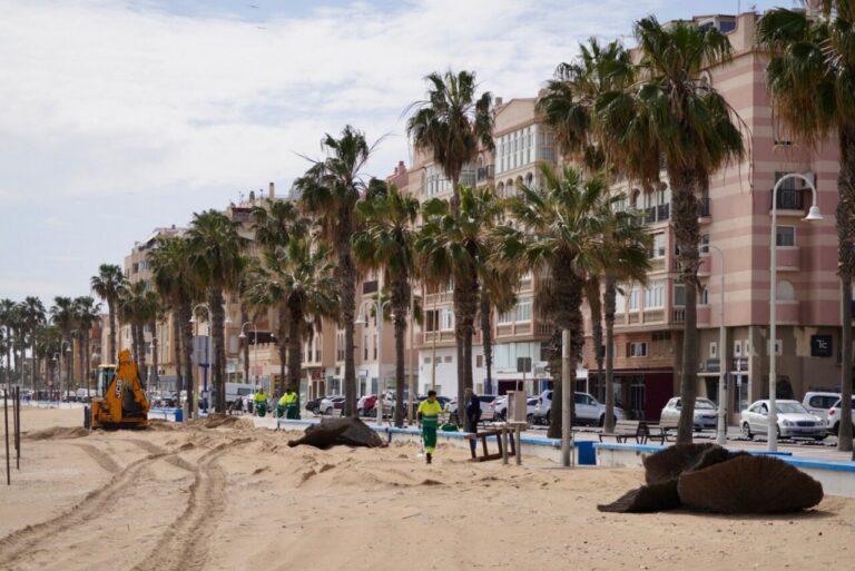 Trabajadores preparando las playas de Melilla con nuevo mobiliario urbano