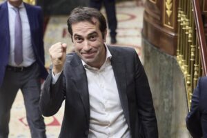 Miembro del Congreso mostrando un gesto de aprobación tras la votación.