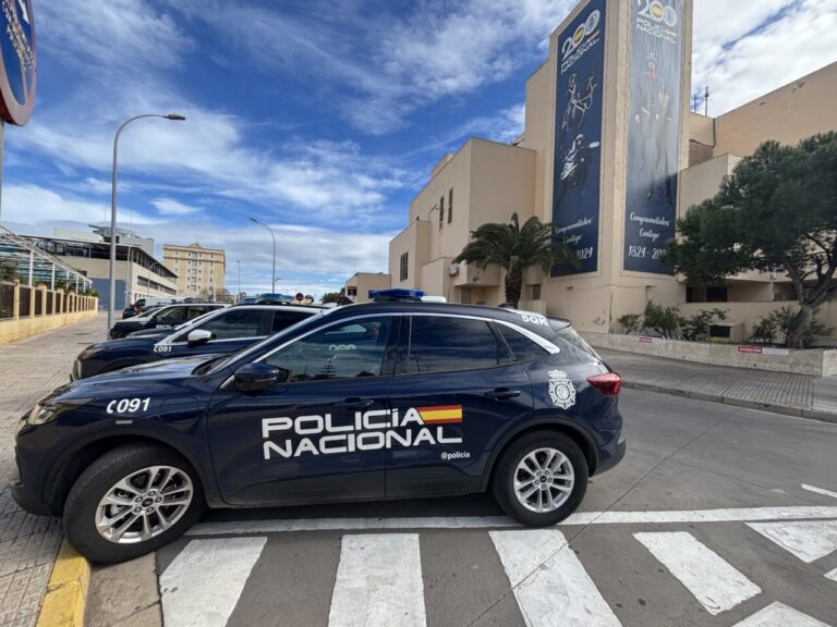 Vehículo de la Policía Nacional en Melilla con cielo nublado