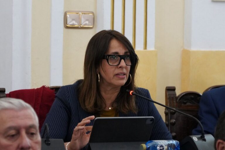 Fadela Mohatar del PP hablando en un debate en Melilla