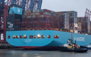 Buque de carga de Maersk en un puerto con contenedores