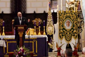 Pedro Pomares dando un pregón en la Iglesia del Sagrado Corazón de Jesús