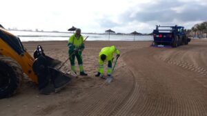Trabajadores limpiando y preparando la playa para Semana Santa