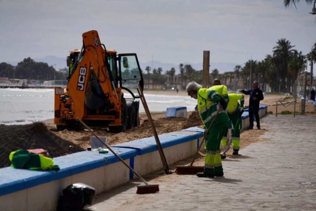 Trabajadores preparando las playas de Melilla para Semana Santa