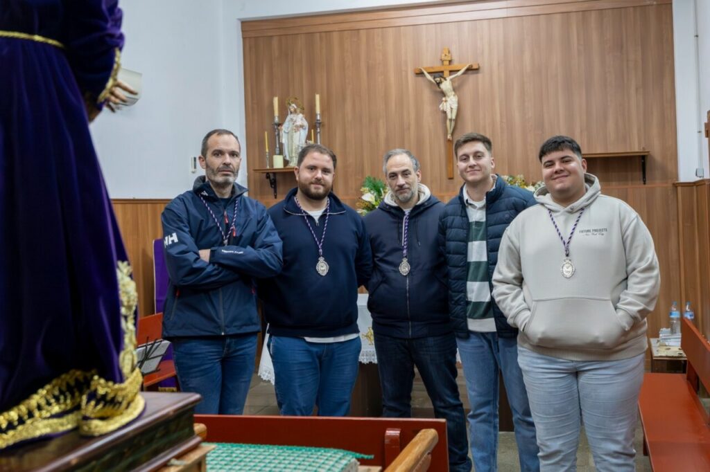 Internos del Centro Penitenciario de Melilla durante el traslado de la imagen del Cautivo.