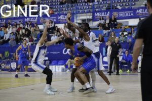 Jugadores de baloncesto en un partido del Melilla Baloncesto