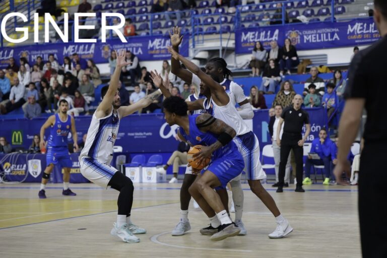 Jugadores de baloncesto en un partido del Melilla Baloncesto