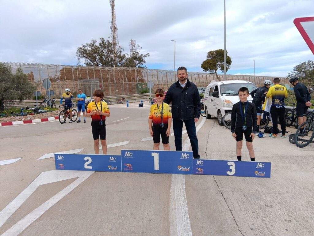 Tres ciclistas jóvenes en el podio del Trofeo Melilla Ciudad del Deporte