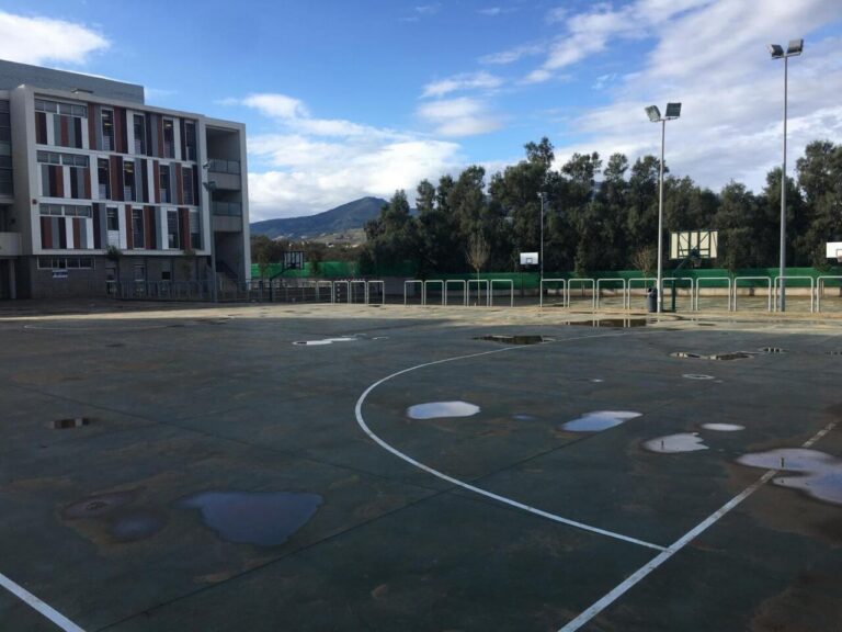 Cancha de baloncesto en Melilla con edificio escolar al fondo