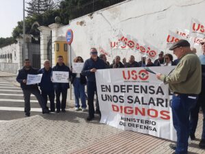 Concentración del personal civil de Defensa en Melilla con pancartas