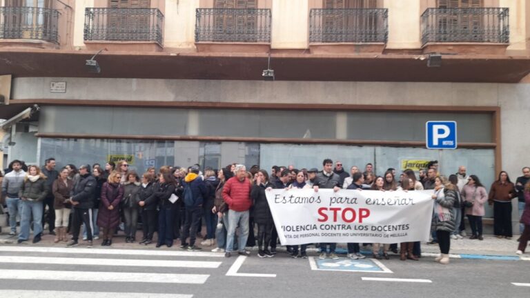 Protesta de profesores en Melilla contra la violencia escolar