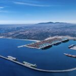 Vista aérea del proyecto Nador West Med en Marruecos con barcos en el puerto