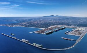 Vista aérea del proyecto Nador West Med en Marruecos con barcos en el puerto
