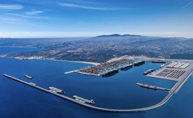 Vista aérea del proyecto Nador West Med en Marruecos con barcos en el puerto