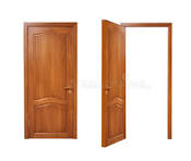 Puerta de madera abierta y cerrada en un fondo blanco.