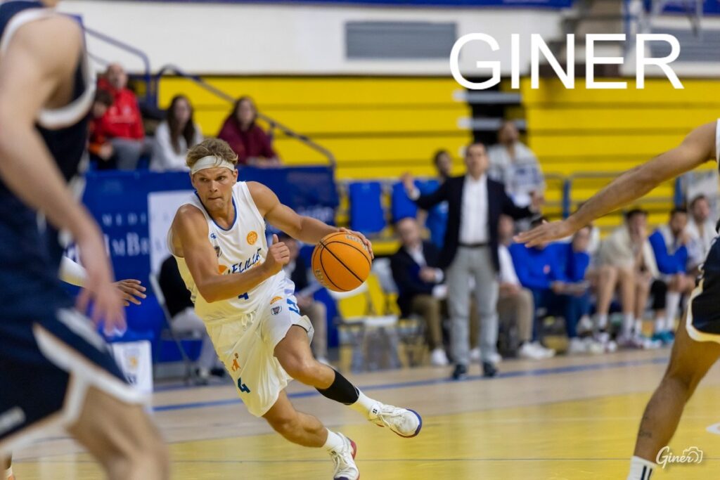 Entrenador Rafa Sanz durante una rueda de prensa tras un partido de baloncesto