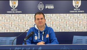 Rafa Sanz en una conferencia sobre entrenamiento de baloncesto