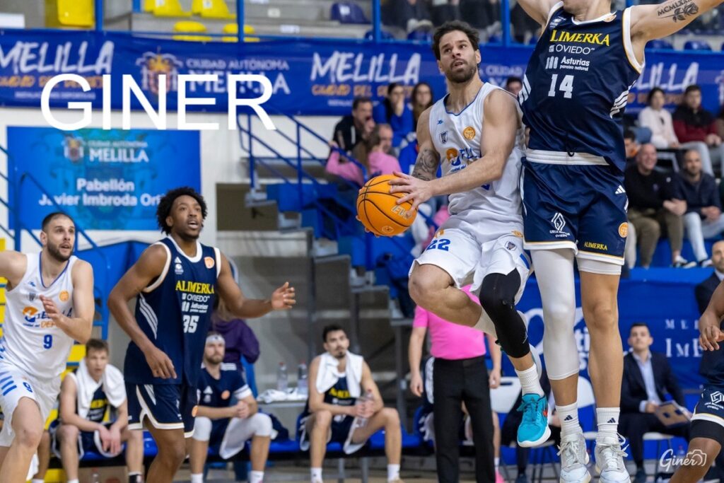 Entrenador Rafa Sanz hablando sobre el partido de baloncesto