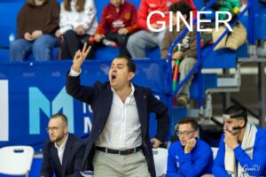 Entrenador Rafa Sanz hablando en rueda de prensa tras un partido de baloncesto