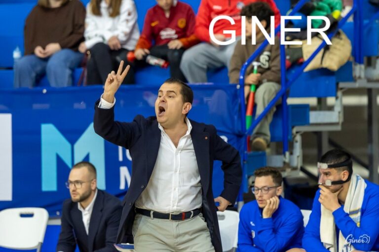 Entrenador Rafa Sanz hablando en rueda de prensa tras un partido de baloncesto