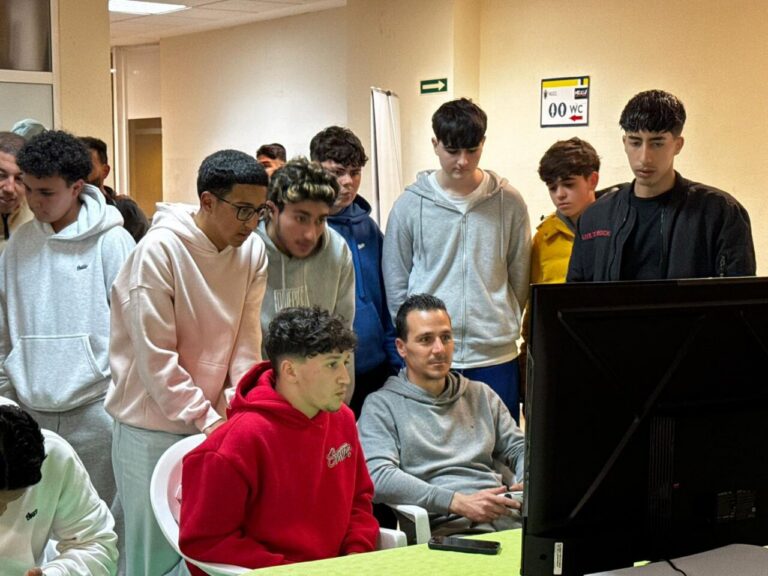 Grupo de jóvenes observando un torneo de videojuegos en Melilla