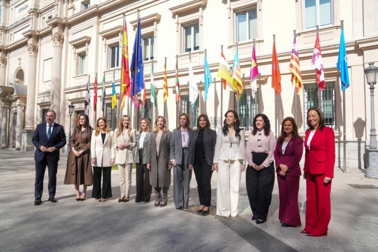 Randa Mohamed y otras mujeres en el Senado de España