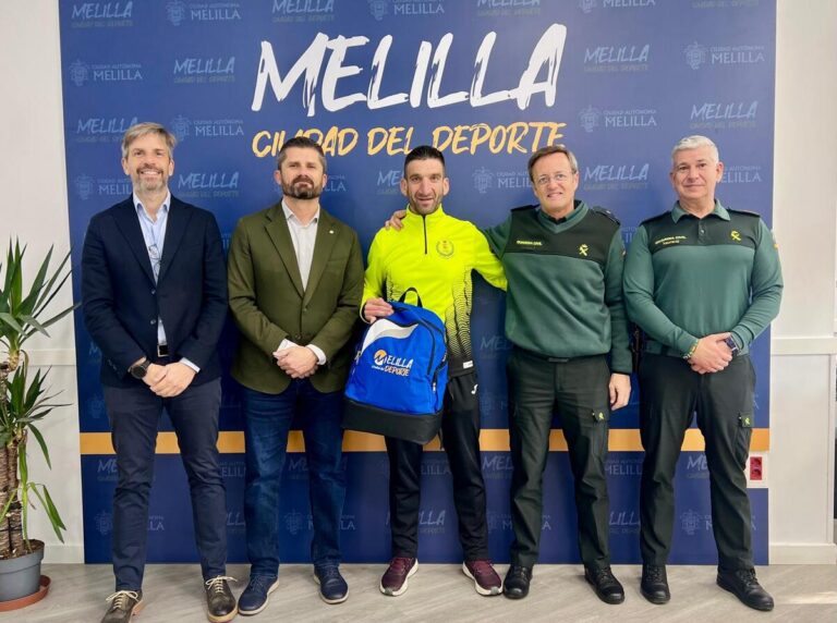 El consejero de Deporte con Jesús Mosquera y guardias civiles en Melilla