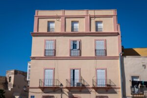 Fachada de un edificio en Melilla La Vieja con detalles arquitectónicos