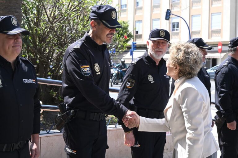 Reunión entre autoridades y miembros de la Policía Nacional en Melilla