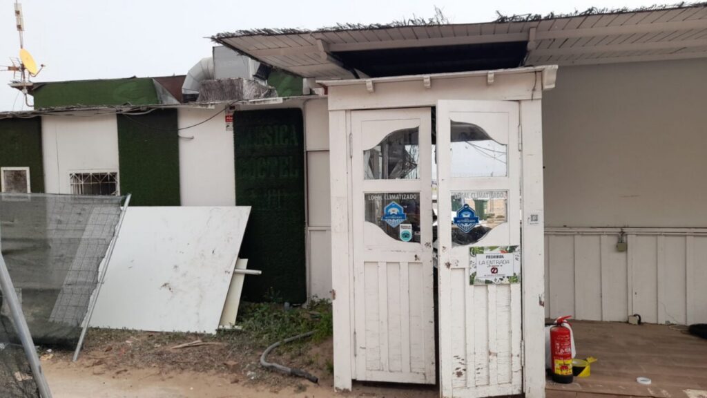 Entrada del chiringuito en la playa de Los Cárabos en Melilla