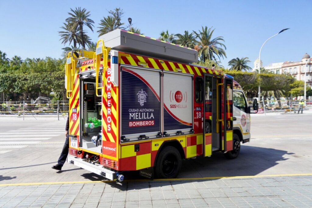 Nuevo camión de bomberos de Melilla en una calle con palmeras