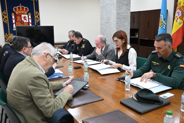 Reunión de autoridades con miembros de la Guardia Civil en una mesa