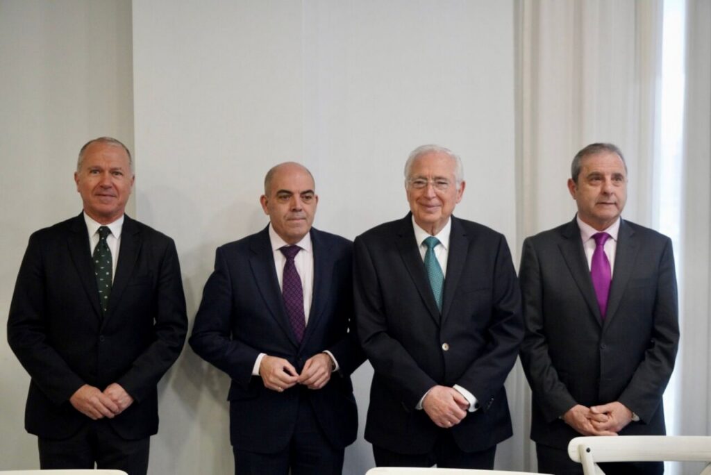 Cuatro empresarios posando en una reunión en Melilla