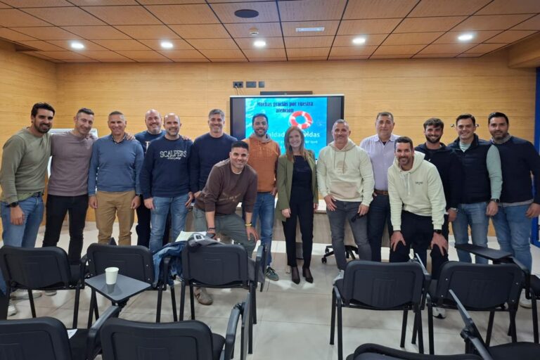Grupo de personas posando en una sala de reuniones