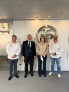 Cuatro personas posando en una oficina del partido político en Melilla