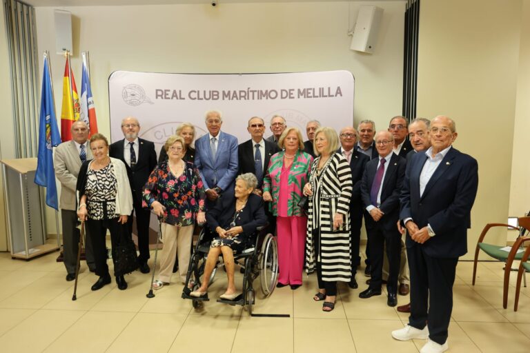 Grupo de personas en el Real Club Marítimo de Melilla