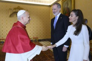 Los Reyes de España Felipe VI y Letizia saludan al Papa León XIV en el Vaticano.