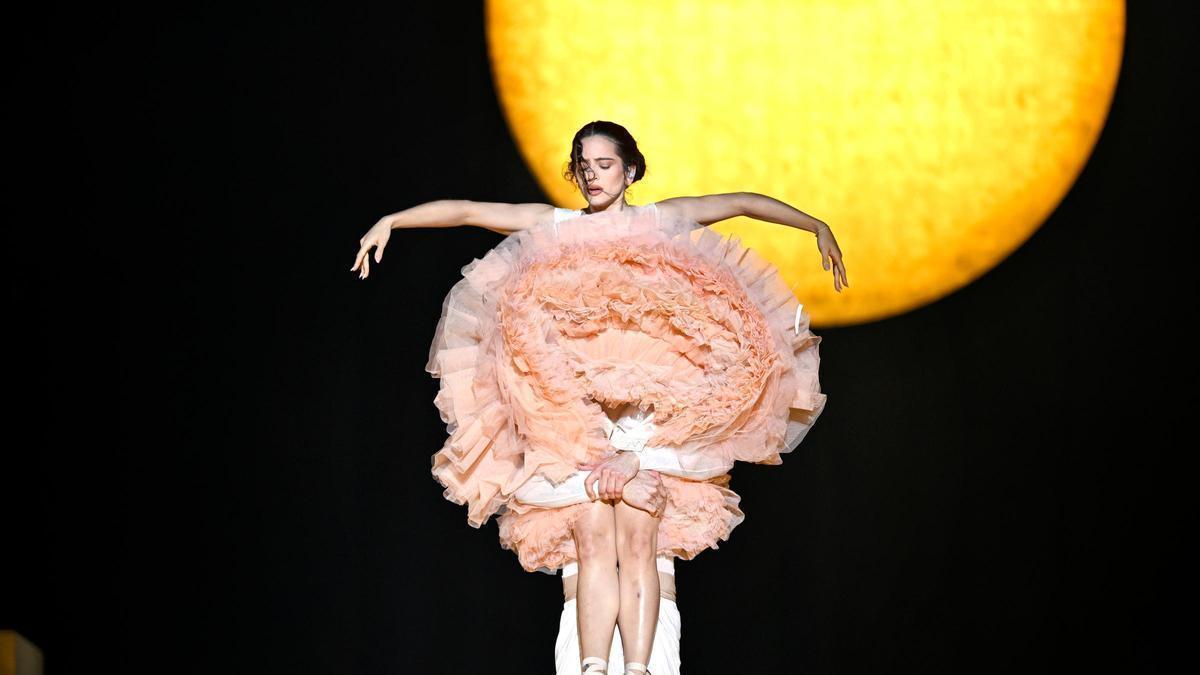 Rosalía en el escenario con un vestido de ballet durante su concierto en Madrid