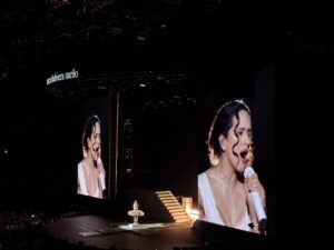 Rosalía cantando en su concierto Lux en Madrid con un gran escenario