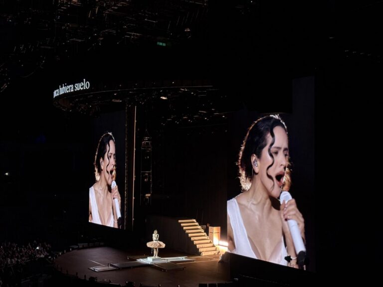 Rosalía cantando en su concierto Lux en Madrid con un gran escenario